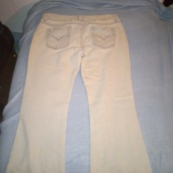 Distressed jeans - Picture 2 of 3